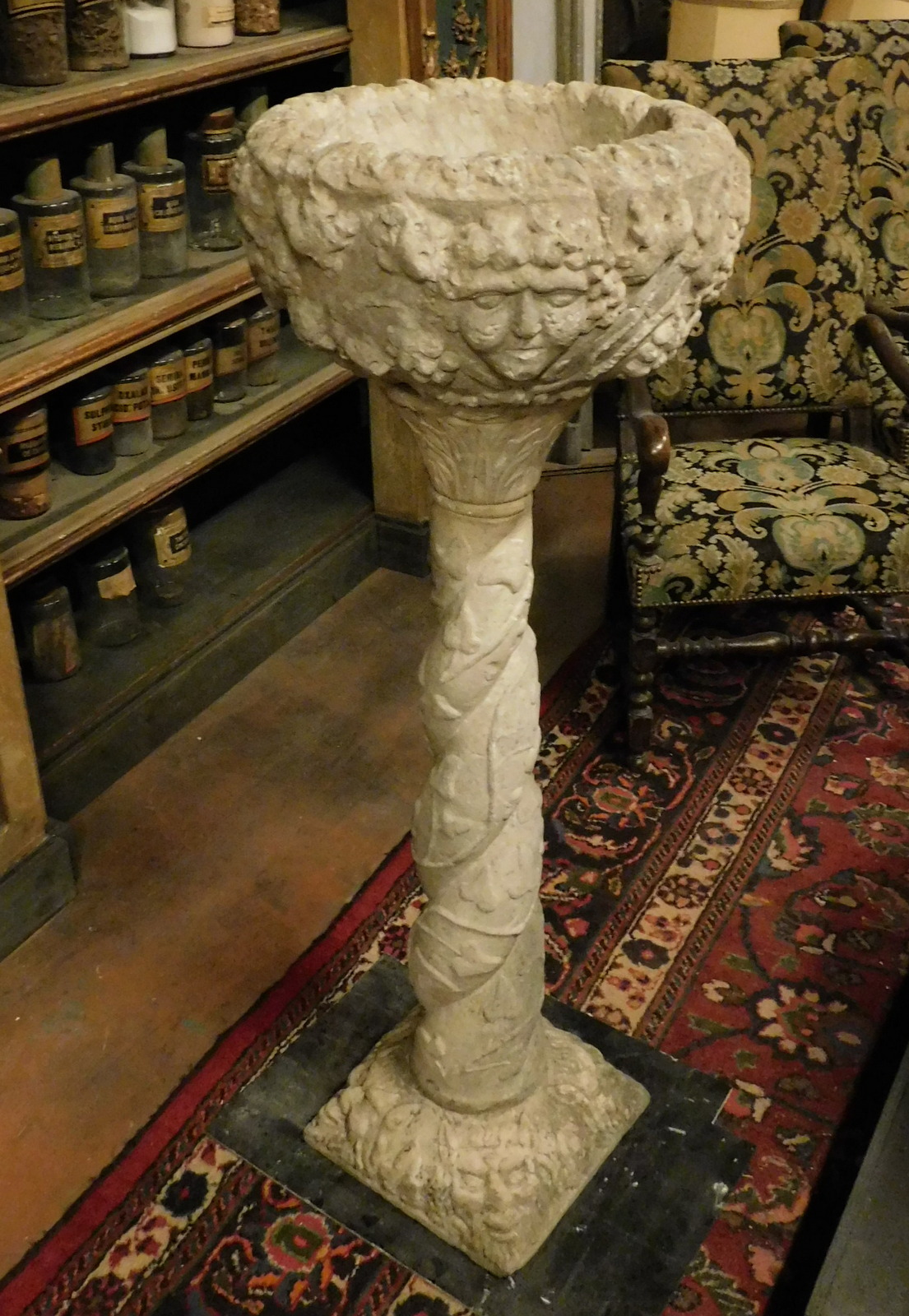 dars415 - stone stoup, Louis XIII, cm l 50 x h 137 x d. 50