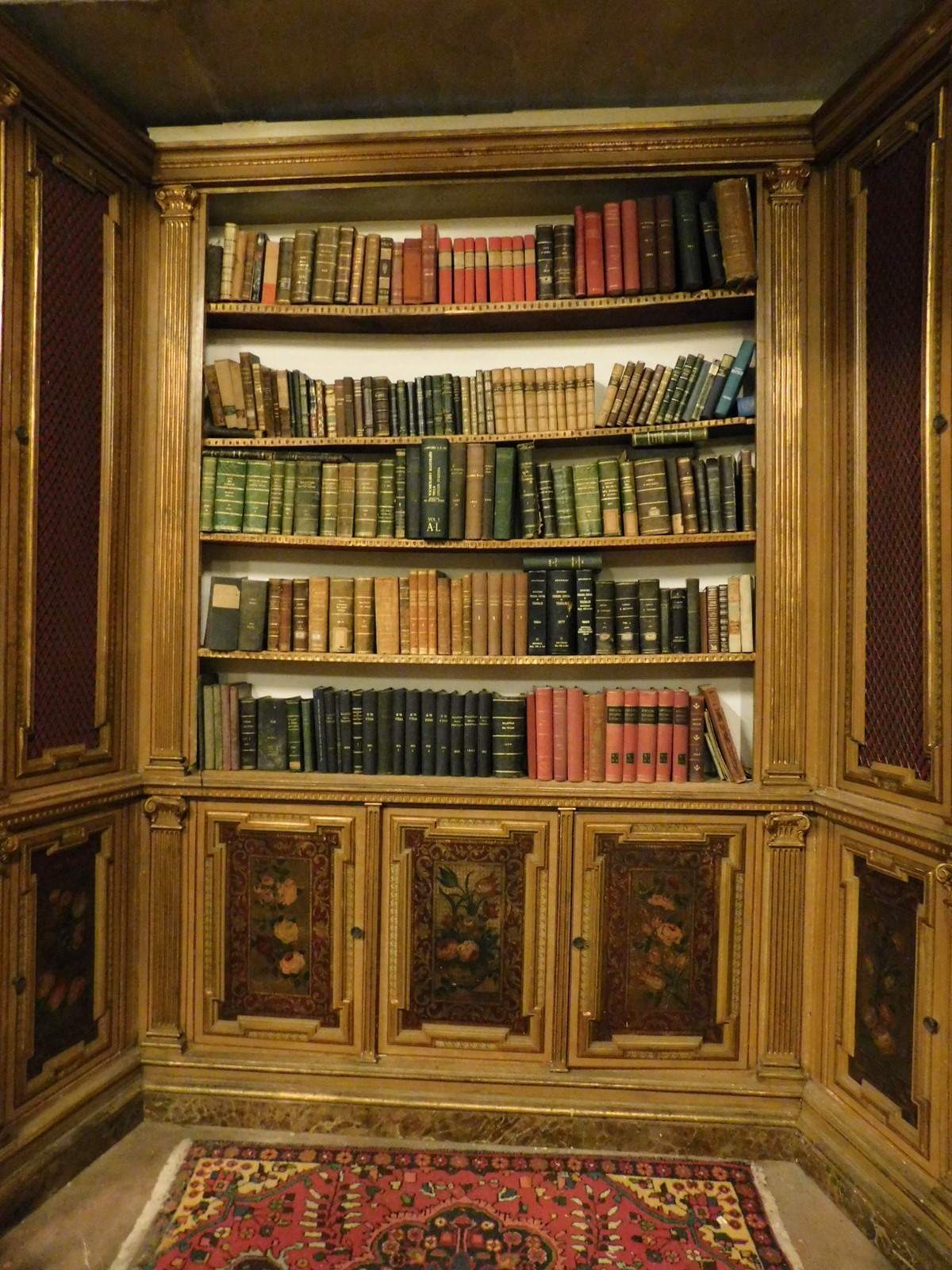 lib108 - libreria ad angolo laccata e dipinta, epoca '900, cm l 274 x h 288