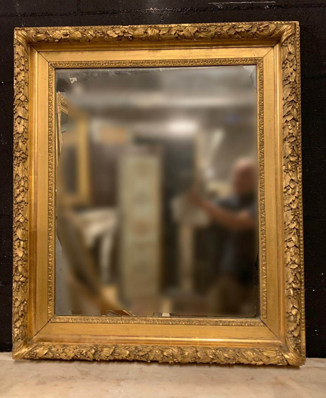 specc340 - specchiera dorata con cornice scolpita, cm l 82 x h 95 x p. 8