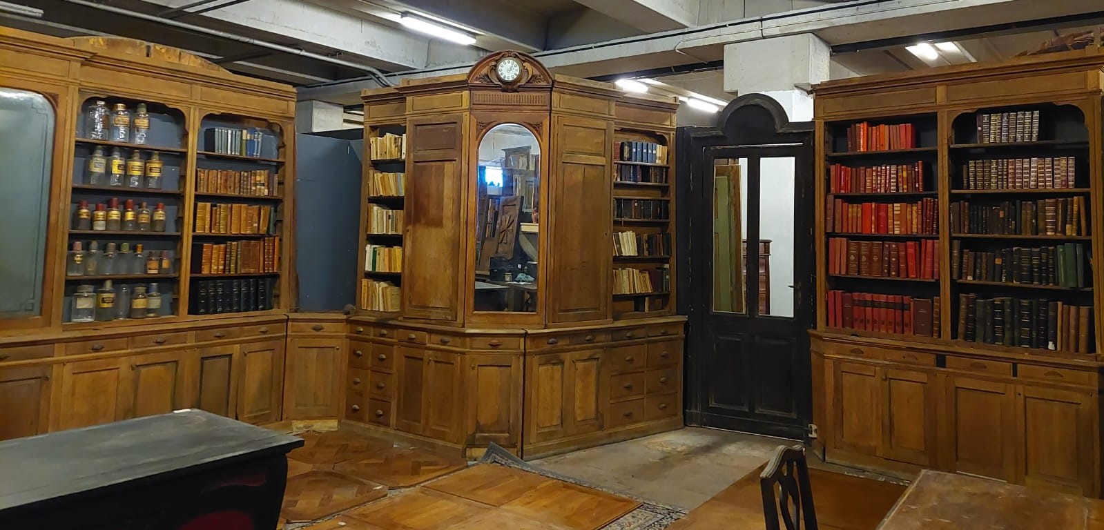 lib133 - magasin en chêne, de la fin du XIXème siècle, mes. 9 mètres linéaires