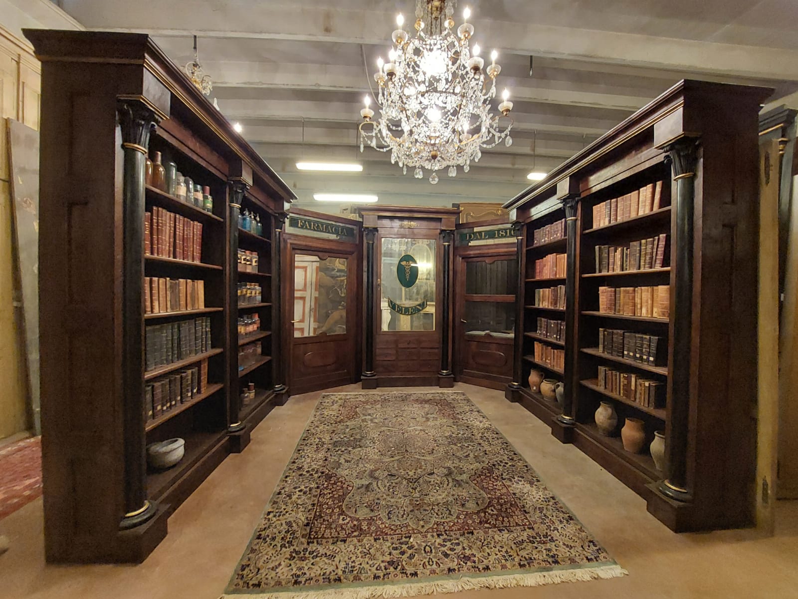 lib116 - walnut bookcase/pharmacy, 19th century, linear meters W 3.90 x h 2.65