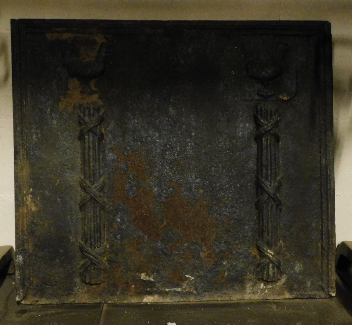 p194 piastra in ghisa Luigi XVI con colonne , mis. cm 74 x h 65