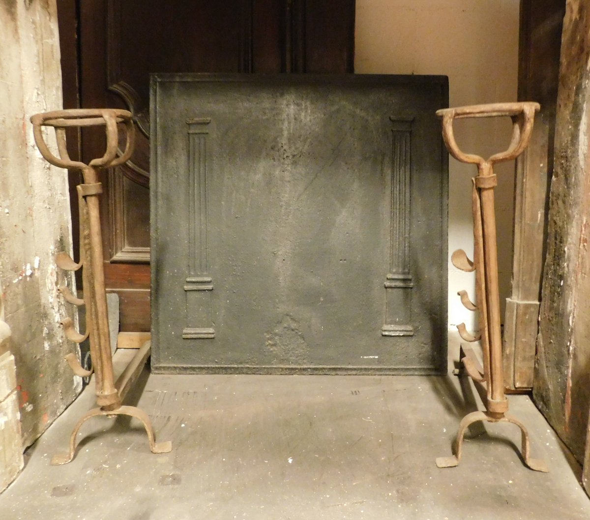al192 - coppia di alari in ferro con porta coppetta, cm l 23 x h 68 x p. 46