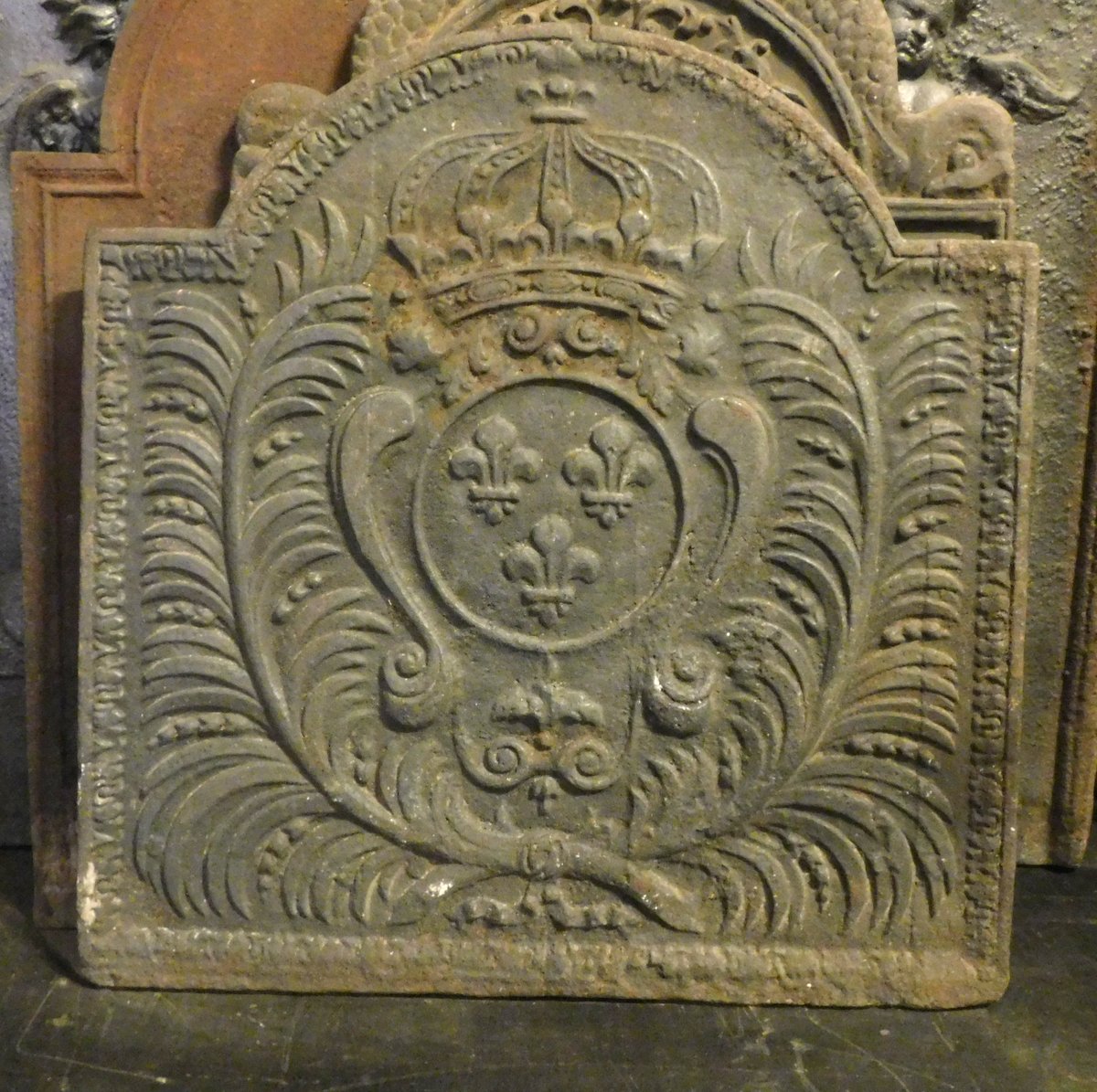 p229 - piastra in ghisa con stemma e corona, epoca '700, misura cm l 56 x h 58 