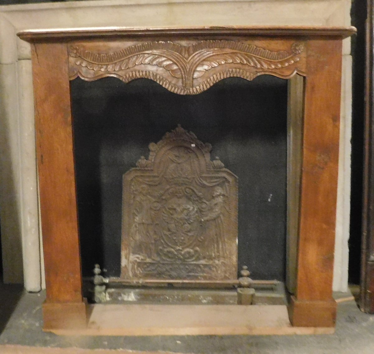 chl152 - walnut wood fireplace, 18th century, size cm w 118 x h 110 x d. 23