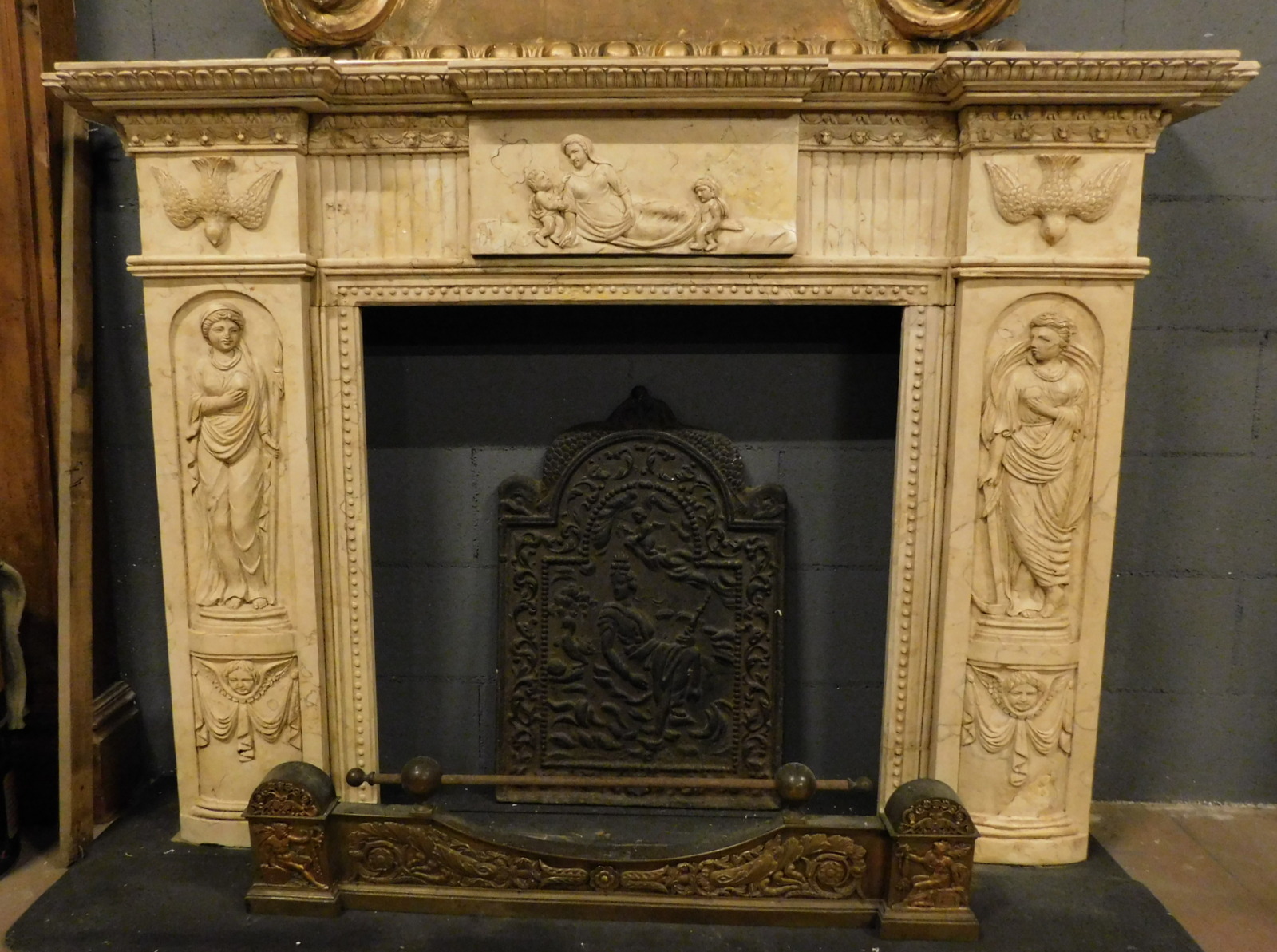 A chm677 - cheminée en marbre Botticino, cm l 160 x h 113
