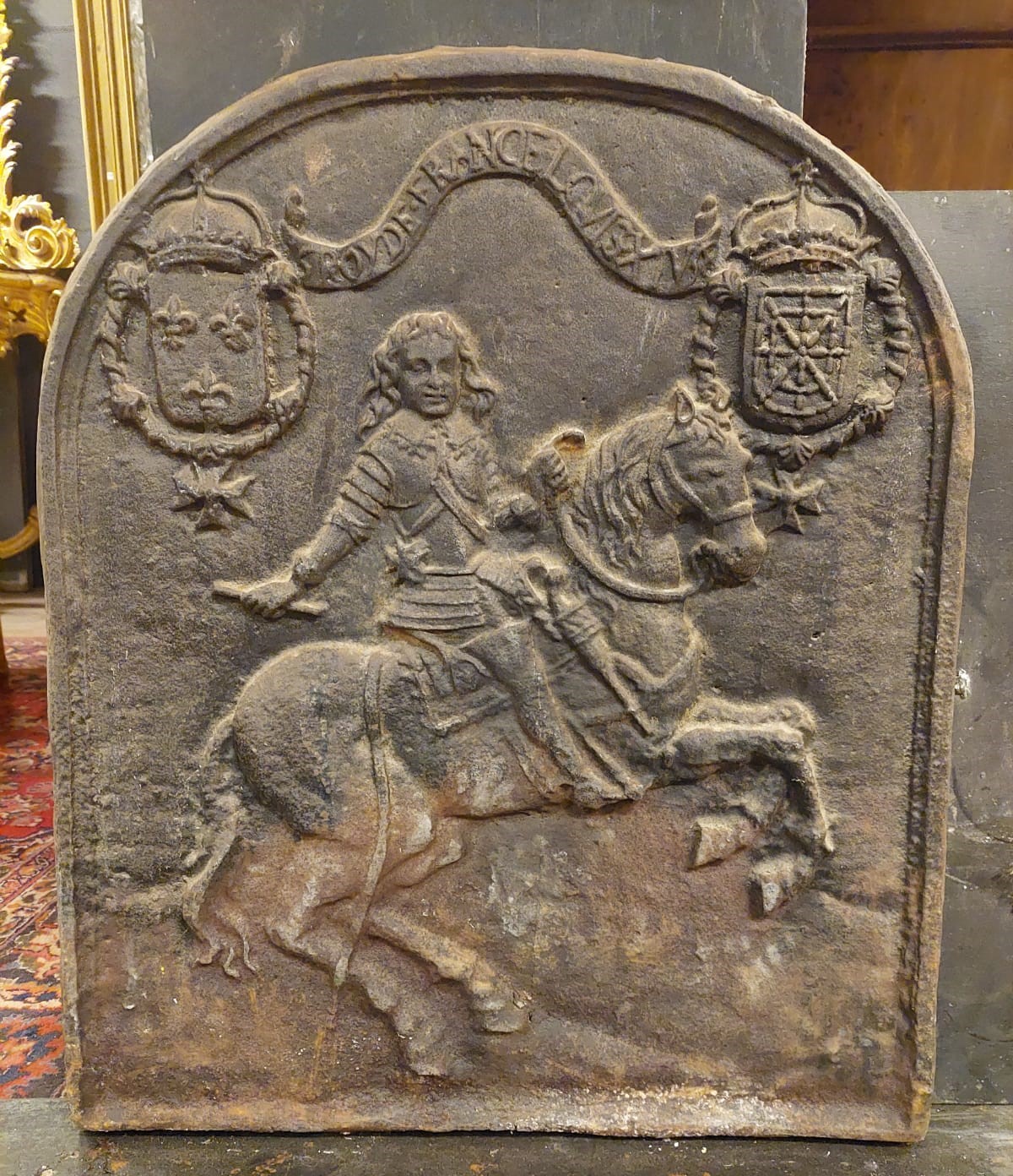 p036 - piastra in ghisa rappresentante il Re Sole a cavallo, cm l 62 x h 74