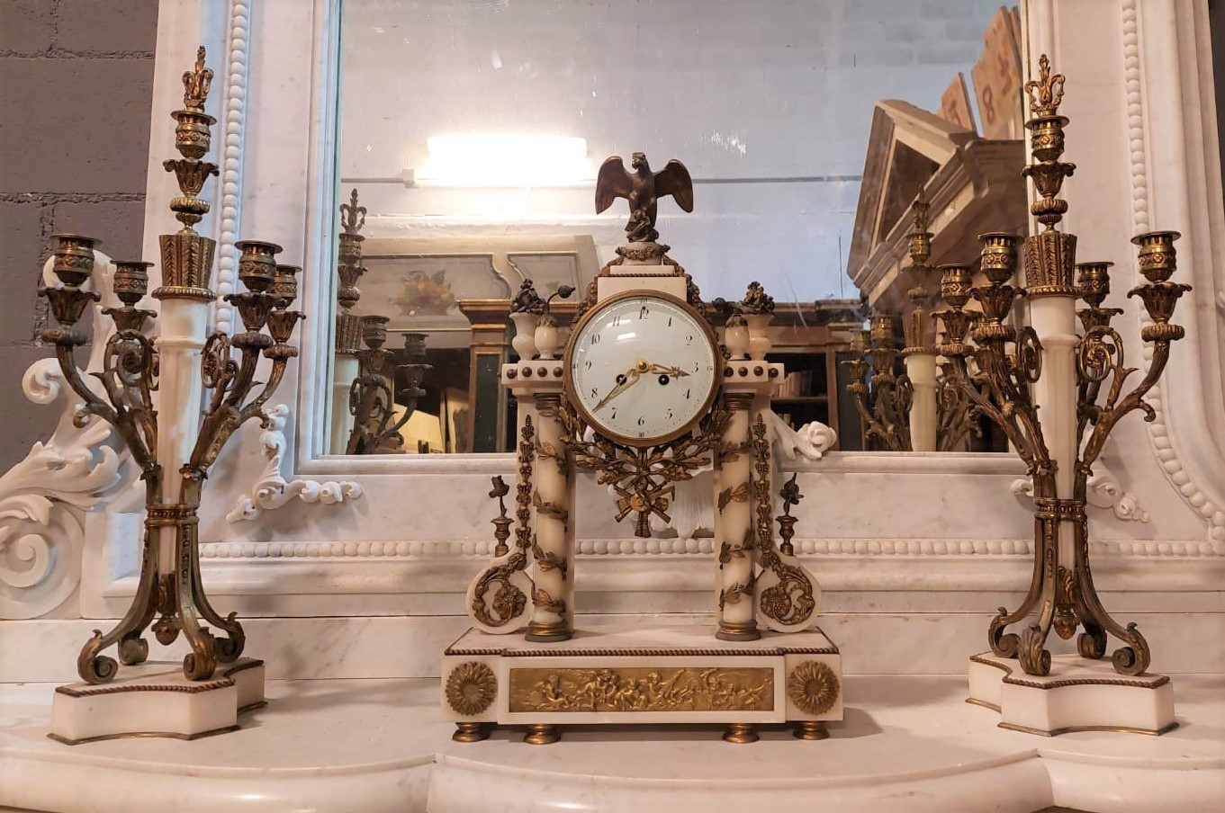 A al236 - triptych consisting of clock and candelabra, with refined sculptures