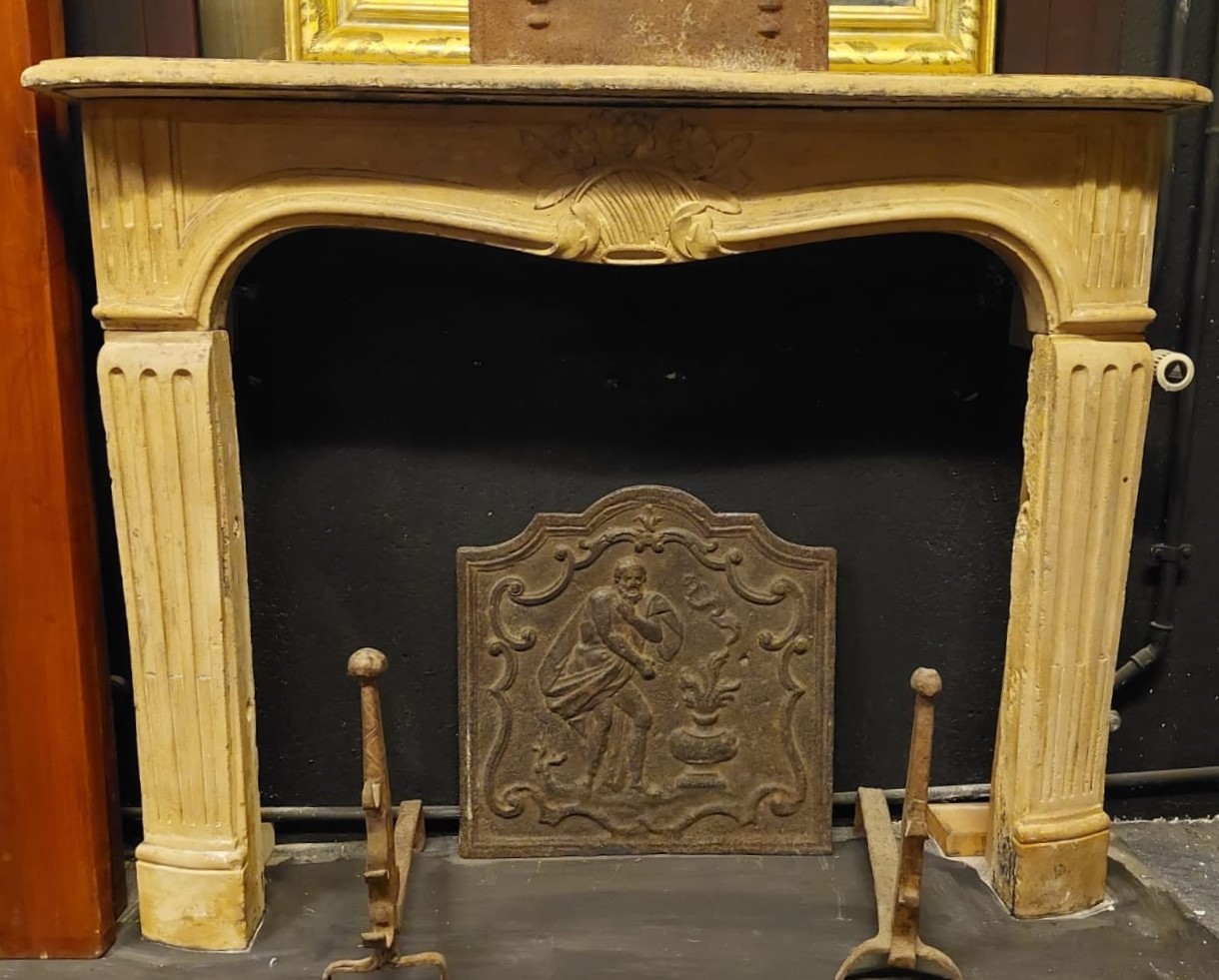 chp341 - Borgogna stone fireplace, 18th century, meas.cm l 129 x h 104 x d.