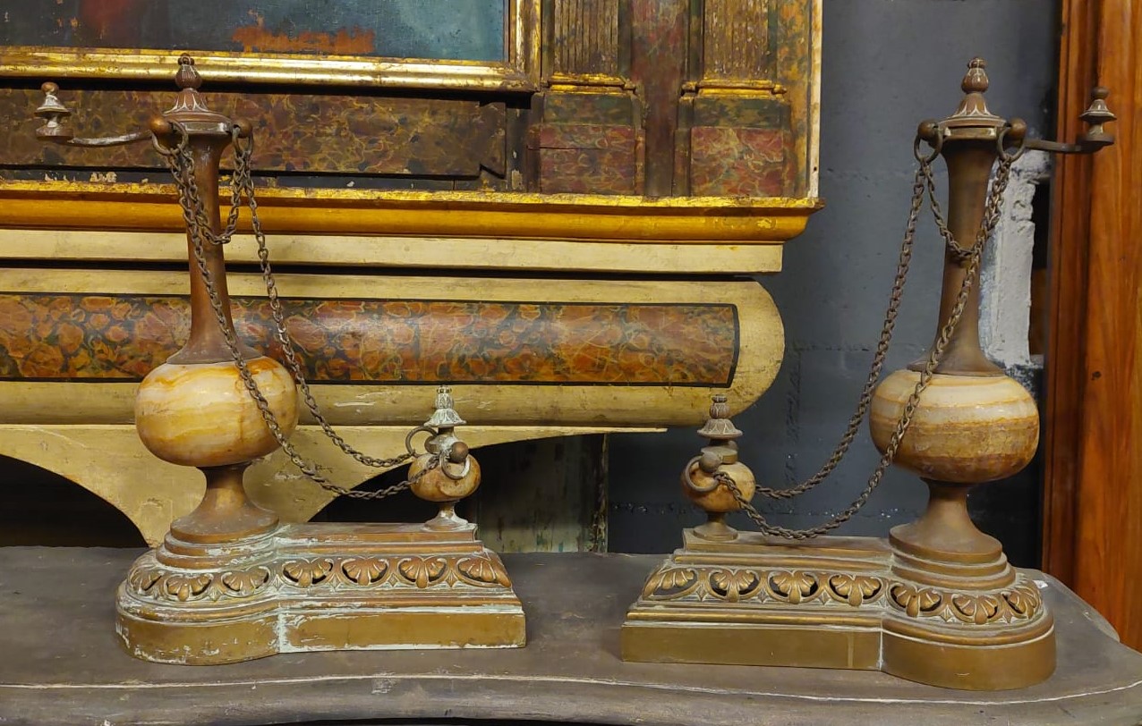 al238 - pair of andirons in brass and alabaster, measuring cm w 32 x h 44