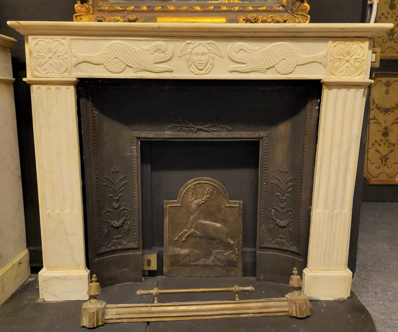 chm709 - fireplace in white Carrara marble, measuring cm l 129 x h 102