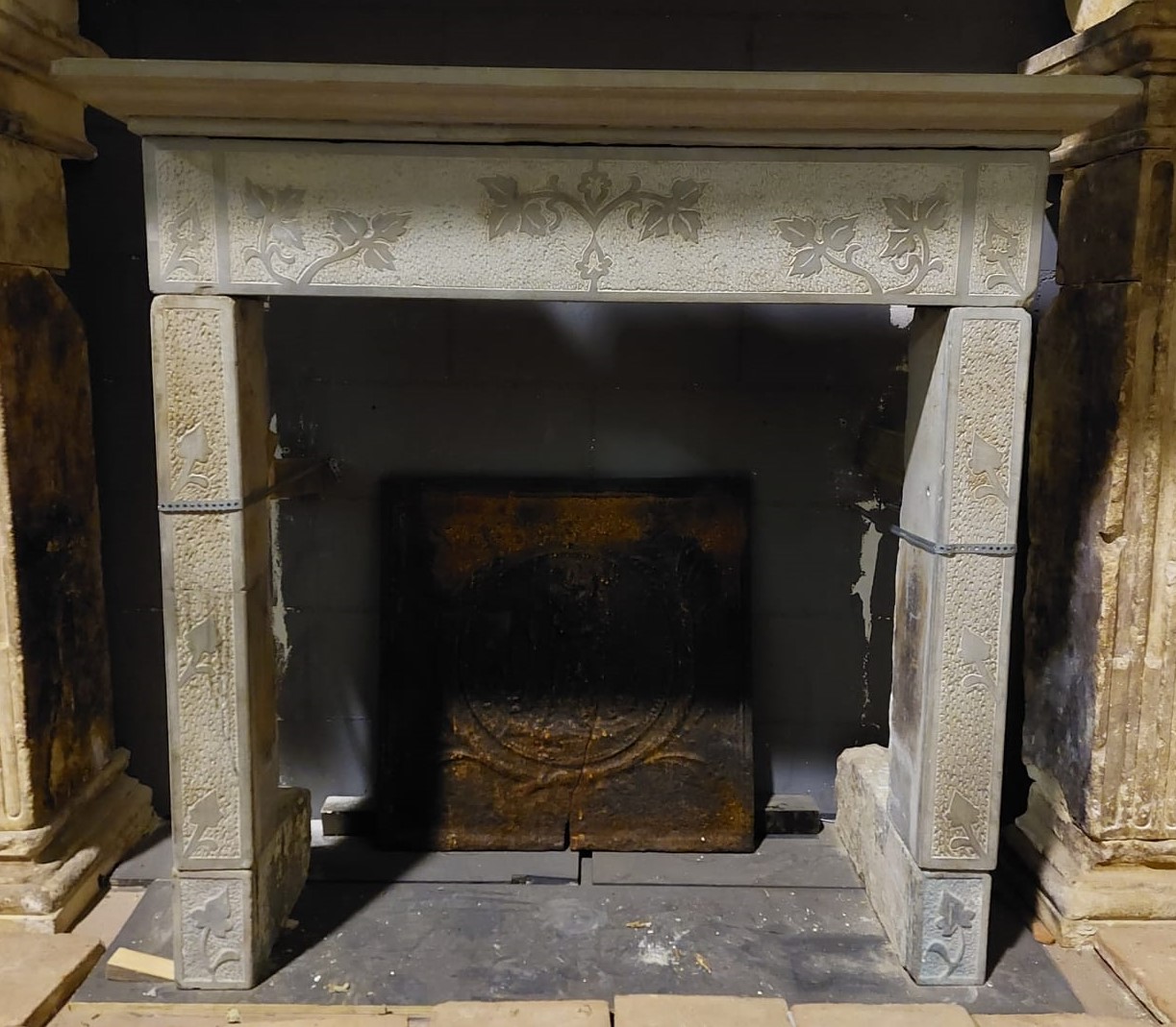 chp342 - stone fireplace, period '7 /' 800, cm w 125 x h 120 x d. max 30
