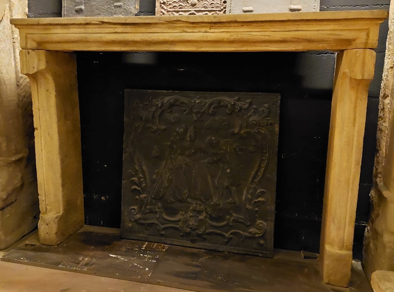 chp345 - Borgogna stone fireplace, 18th century, size cm w 155 x h 112