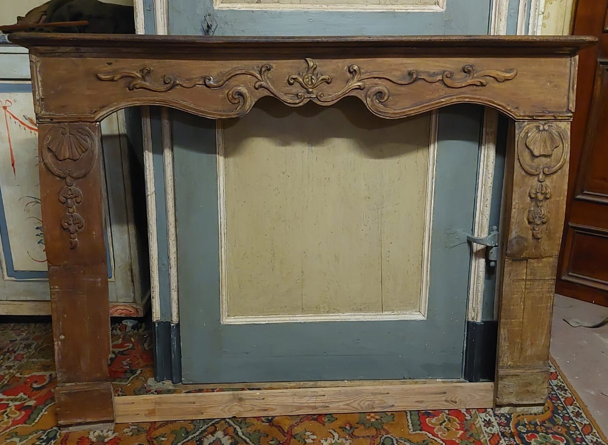 chl156 - fireplace in carved walnut, 18th century, measuring W 150 x H 104