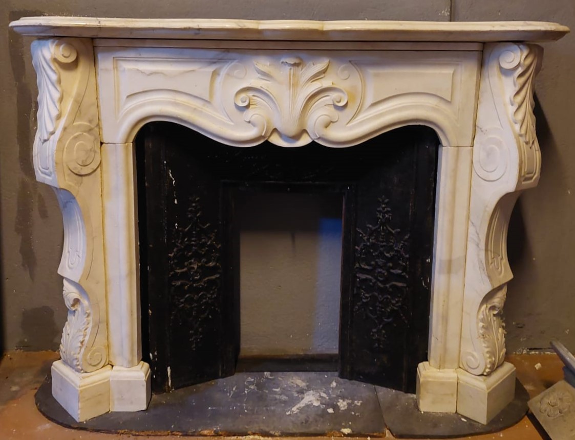 A chm757 - fireplace in white Carrara marble, cm w 139 x H 105 x d 42