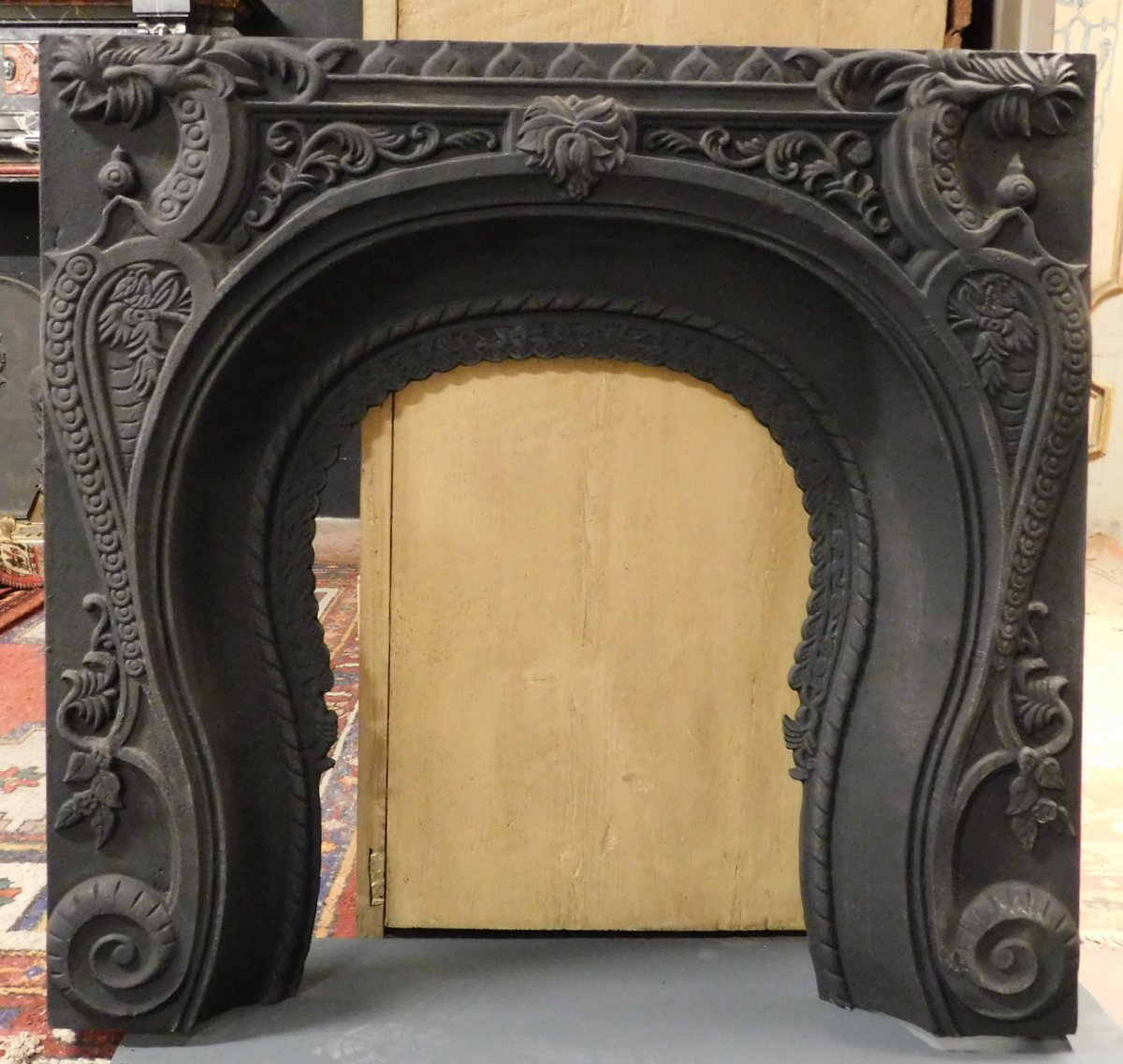 CHG804 - Cast iron fireplace, 19th century, cm W 100 x H 95
