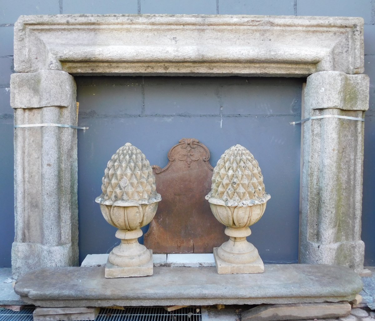 CHP367 - Stone fireplace, 17th century, cm W 215 x H 160 x D 25
