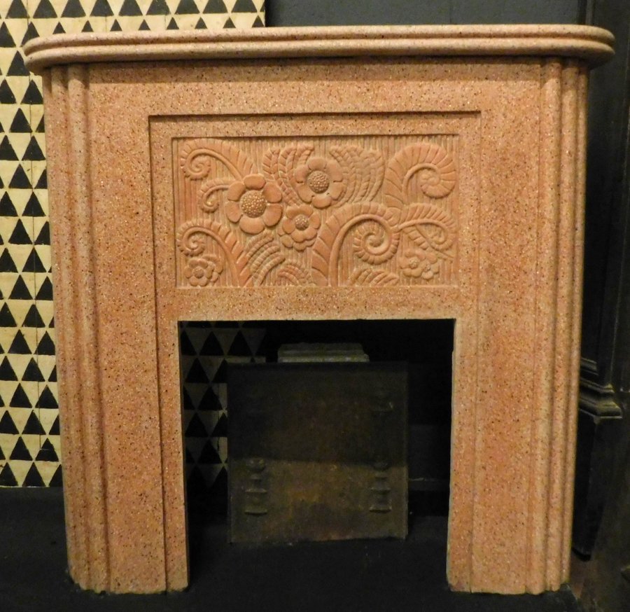 chp317 - cheminée en ciment rose, années 1940, dimension 110 x 104 cm