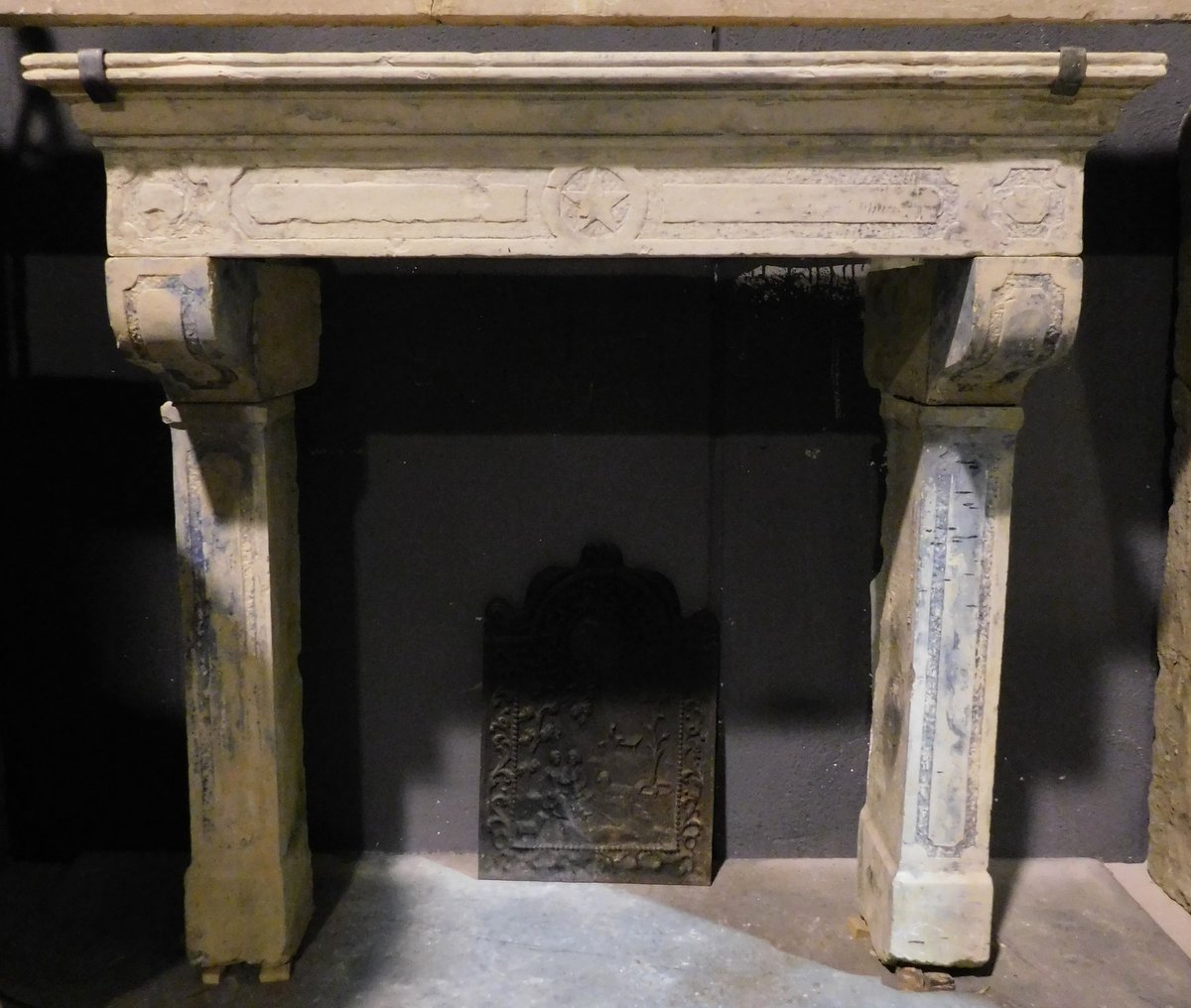 CHP370 - Stone fireplace, 19th century, cm W 138 x H 135 x D 68