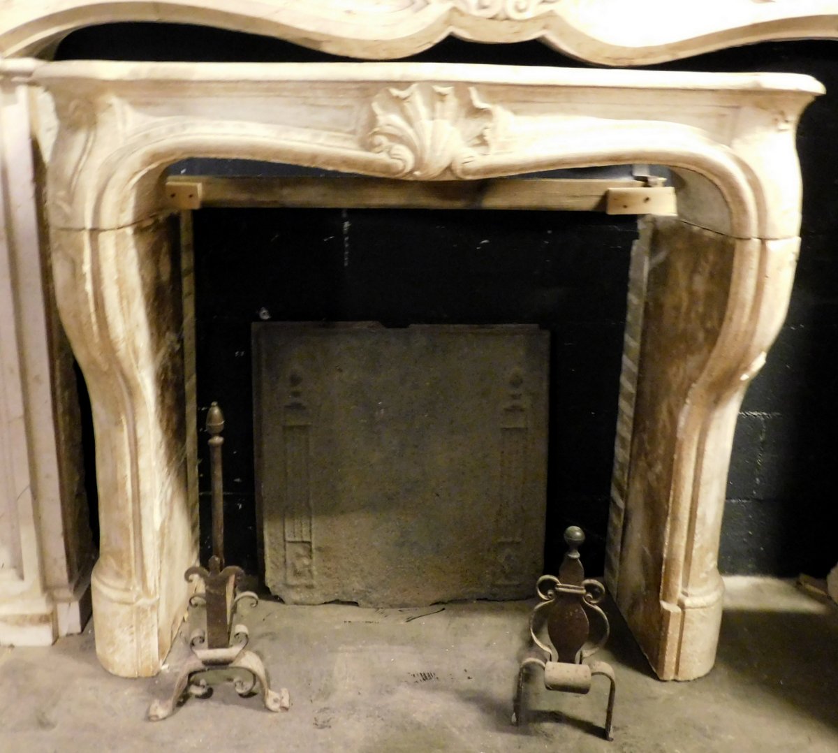 CHP371 - Burgundy stone fireplace, 18th century, cm W 120 x H 110 x D 30