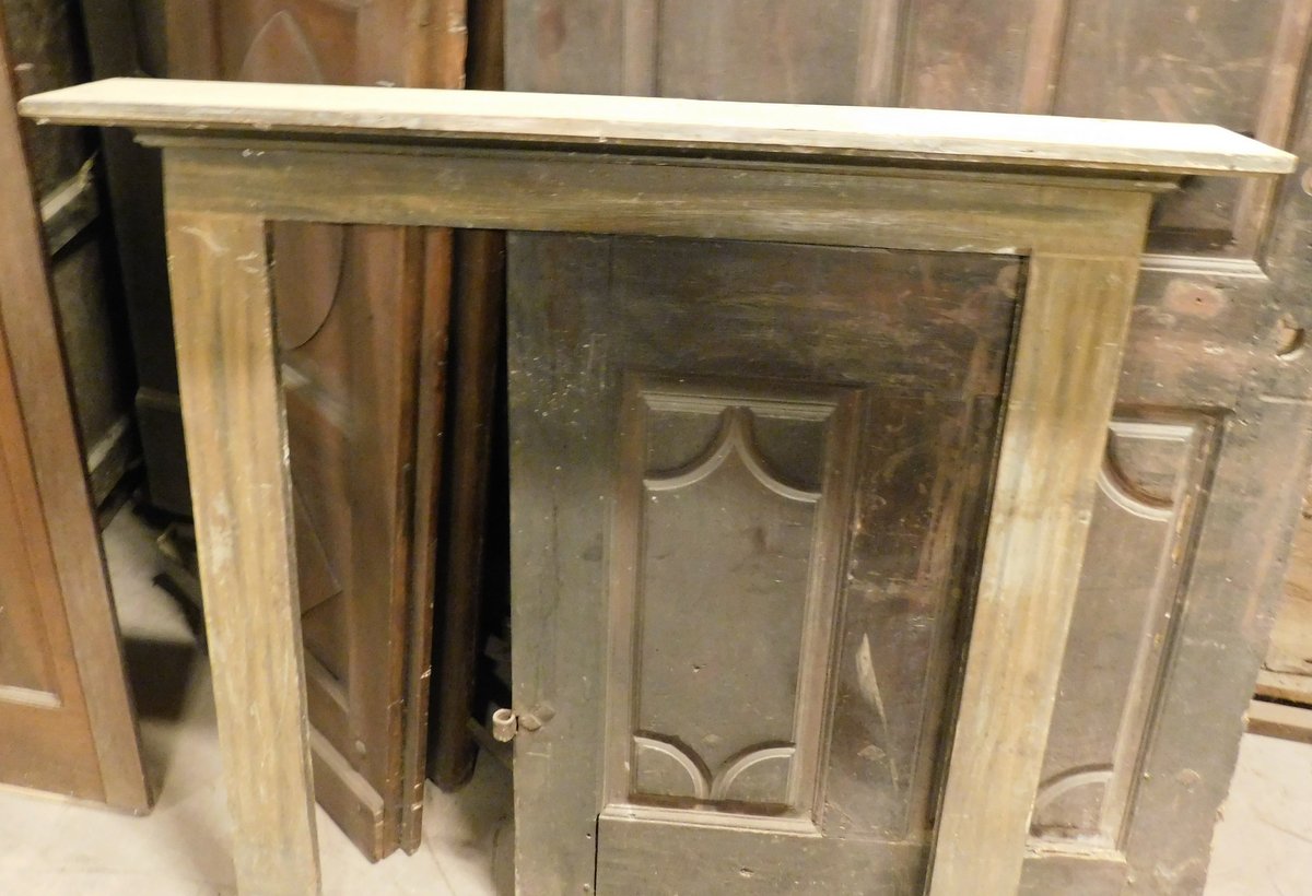 CHL162 - Cheminée à bois laquée, XIXe siècle, cm L 120 x H 127 x P 174