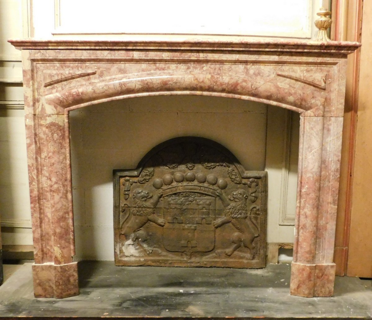 chm442 red marble fireplace age '800, meas. cm 140 x 109 cm ​​h, depth 37 