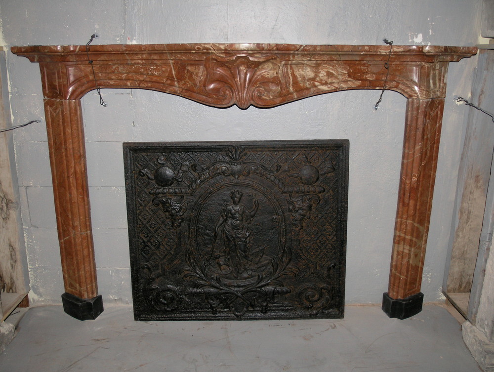 chm461 Italian eighteenth-century fireplace,meas. h 119 cm x Width. 178 cm
