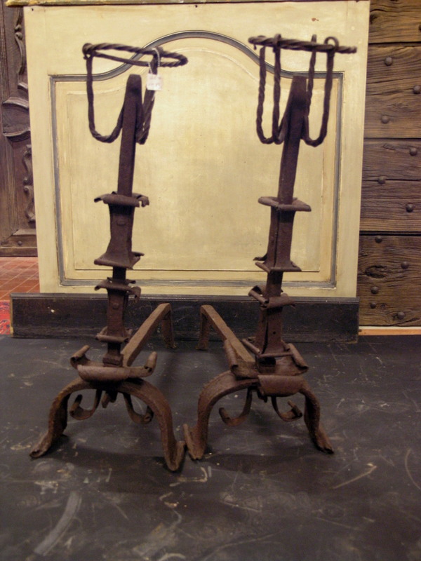Al135 pair of iron andirons with space x bowl,Meas. h cm 72 x 65 
