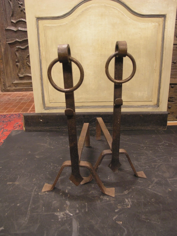 Al137 pair of iron andirons with ring, meas. h 61 x 48 cm