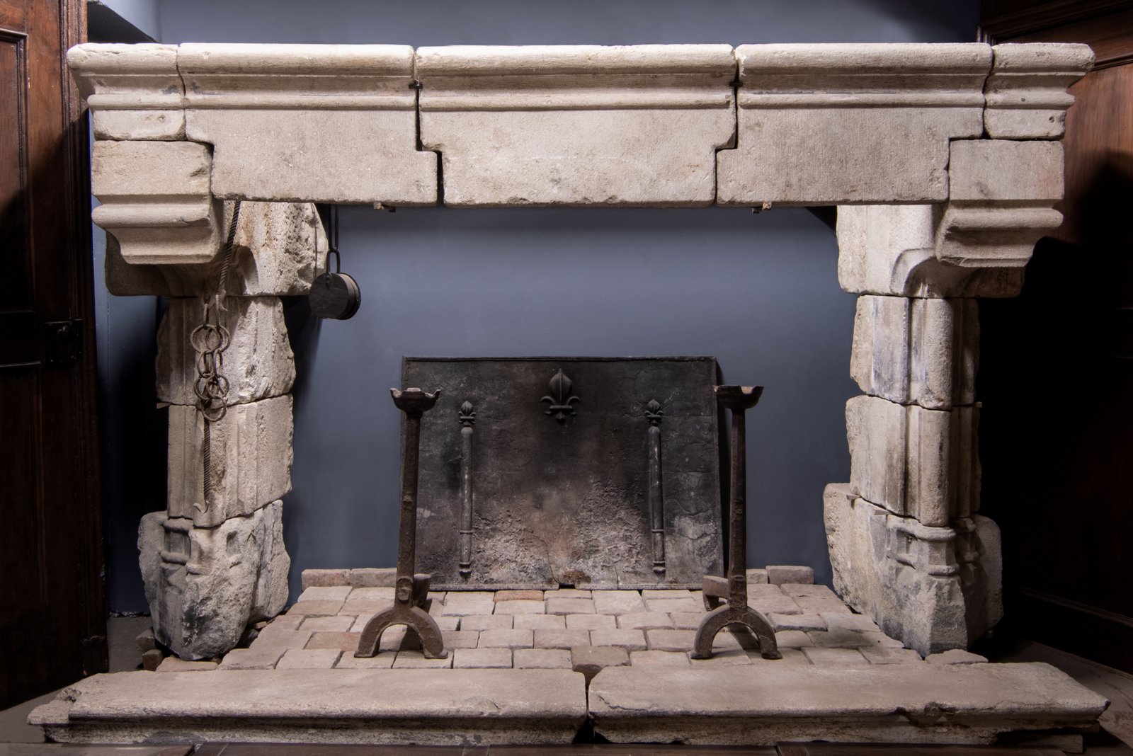 chp 211 big Gothic stone fireplace, meas. width m. 3,20 x h m.2