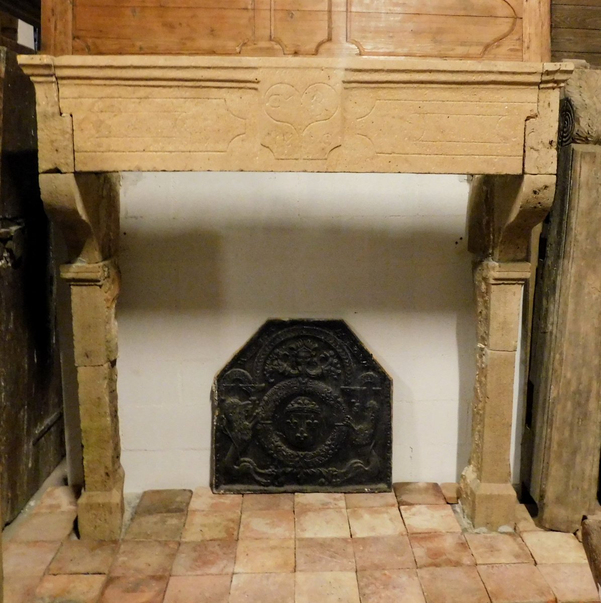 chp289 Borgogna stone fireplace, meas w 173 x h 175 cm 