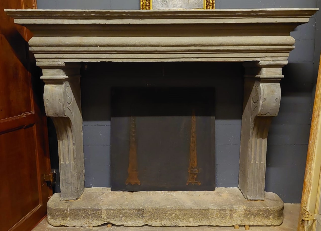 chp349 - fireplace in Serena stone, period '5 /' 600, measures cm w 219 x h 177 