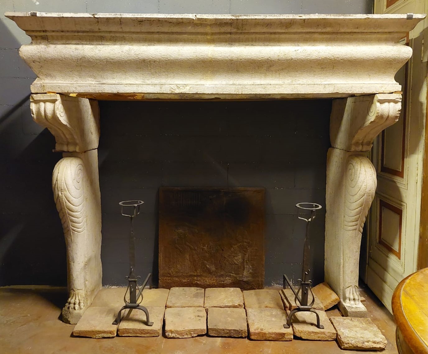 chp353 - stone fireplace, 17th century, cm l 210 x h 186 x d 70