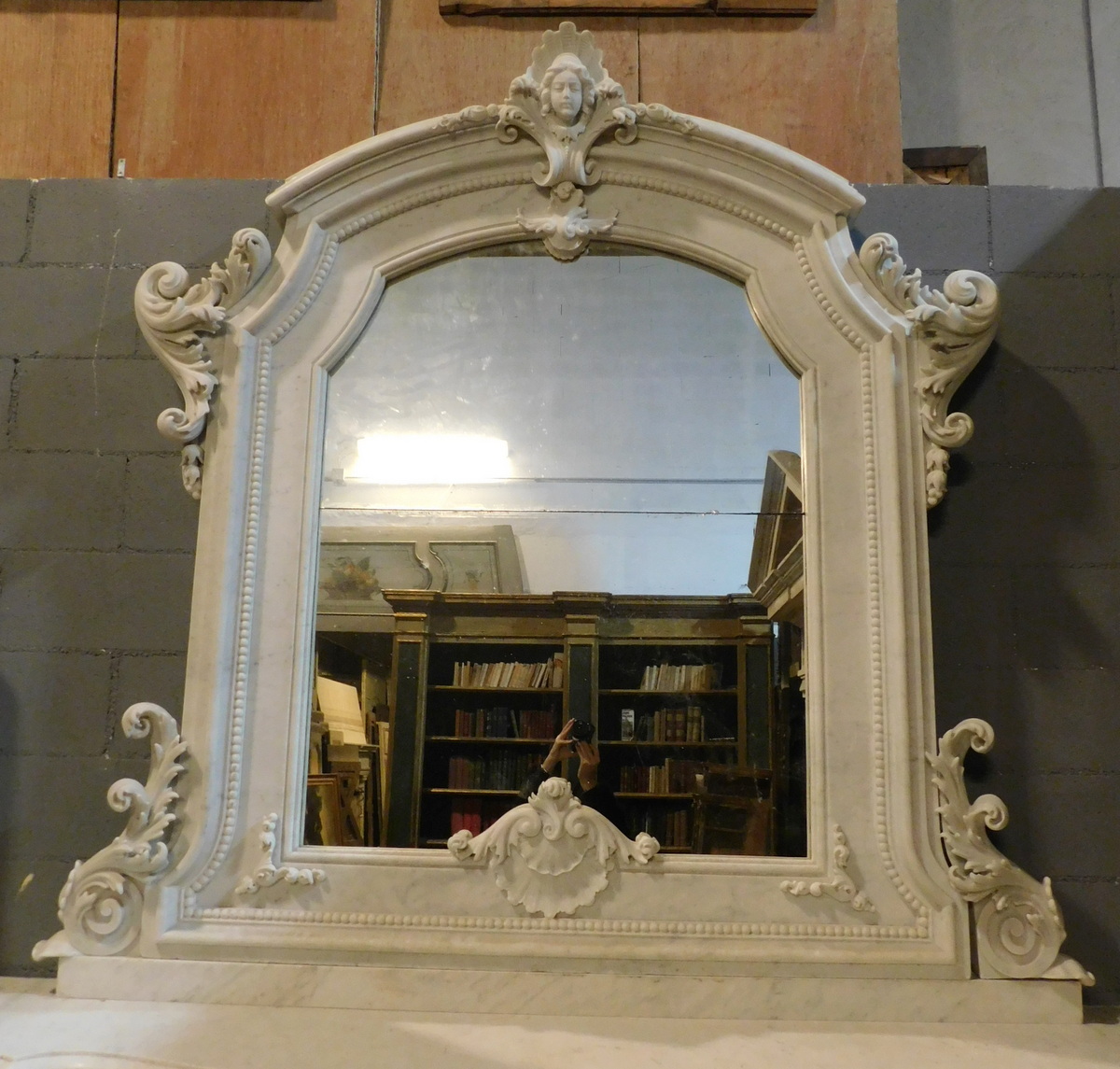 chm707 - camino in marmo bianco statuario, mis. cm l 250 x h 328 x p. 51