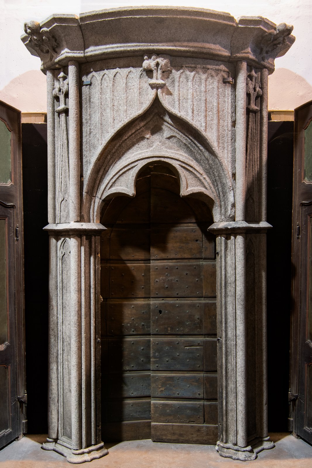 A dars377 - portale neogotico in pietra granitica rosa, cm l 187 x h 348
