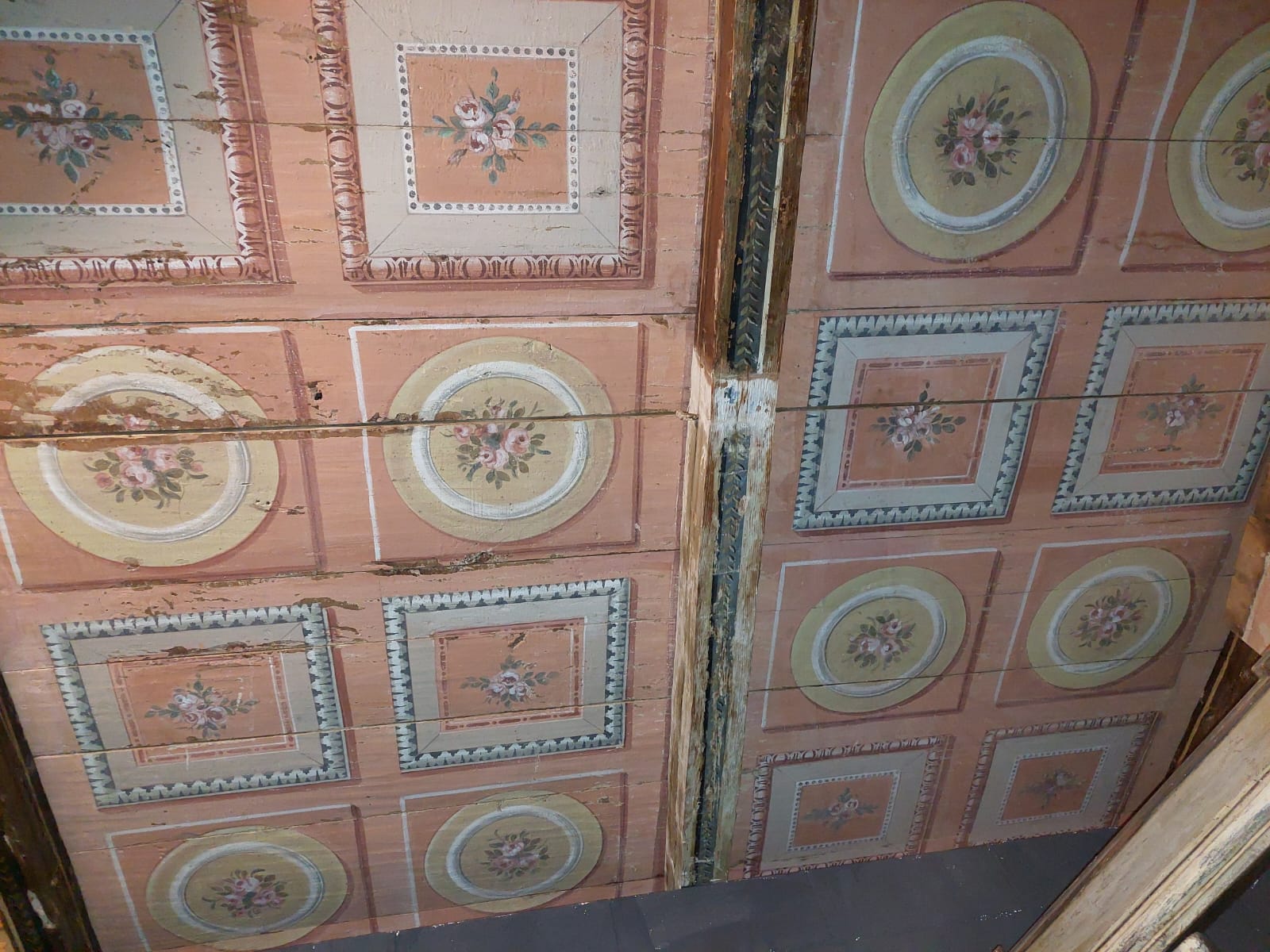 darb123  soffitto ad assi dipinti; epoca '700, mq tot 30 circa