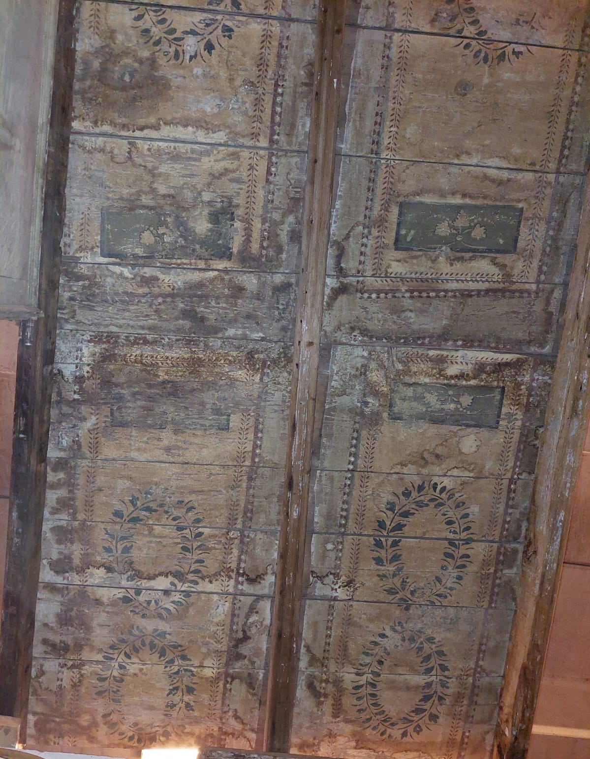 darb193 - soffitto in legno dipinto da restaurare, disponibili circa 13/15 mq