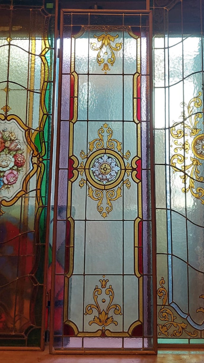 pan339- vetrata colorata, epoca '900, misure cm l 40 x h 139
