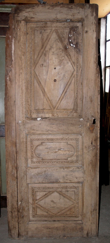 ptir350 une porte sculptée en bois de noyer, mes. h 210 cm x 70