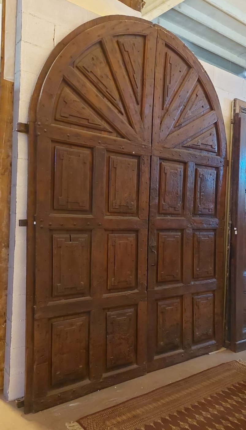 ptn095 door in walnut with carved panels, meas. width cm 220 x h cm 310