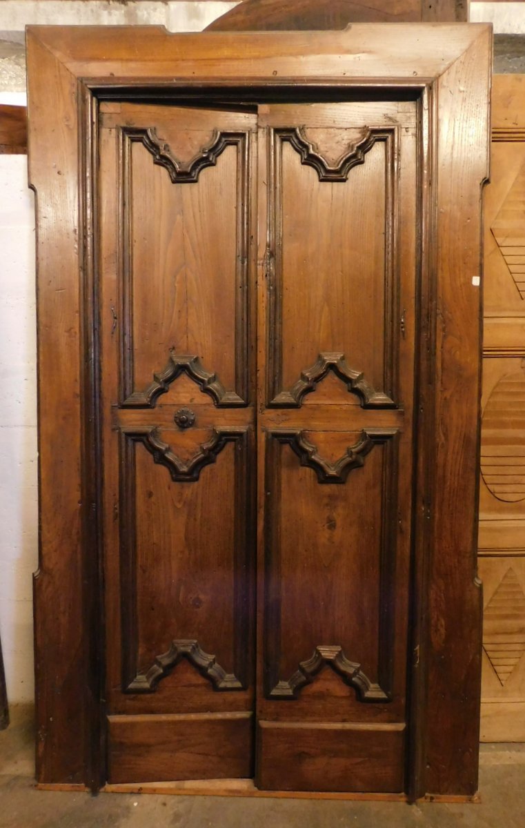 Apti573  chestnut  door, age early 1700,h cm 214 x width cm 128