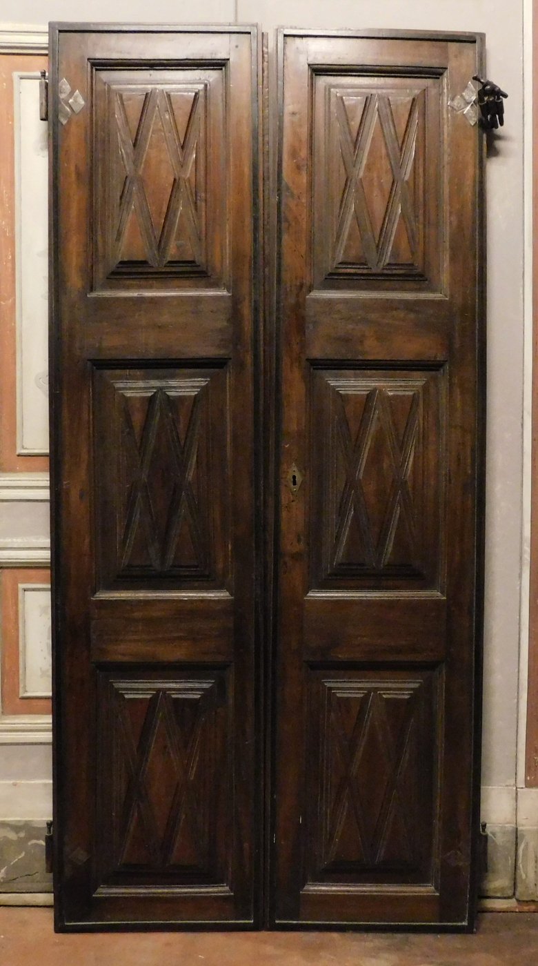 A pti605  porta in noce con pannelli scolpiti, mis. cm 90 x 190 x 3,5