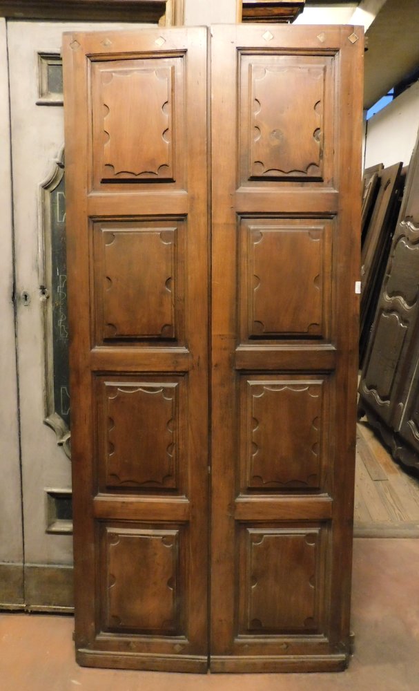 A pti633 - double hinged door in walnut, eighteenth century, cm l 98 x h 218