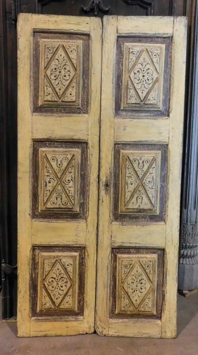 A ptl511 - painted door with two doors, with three panels, cm l 98 x h 196