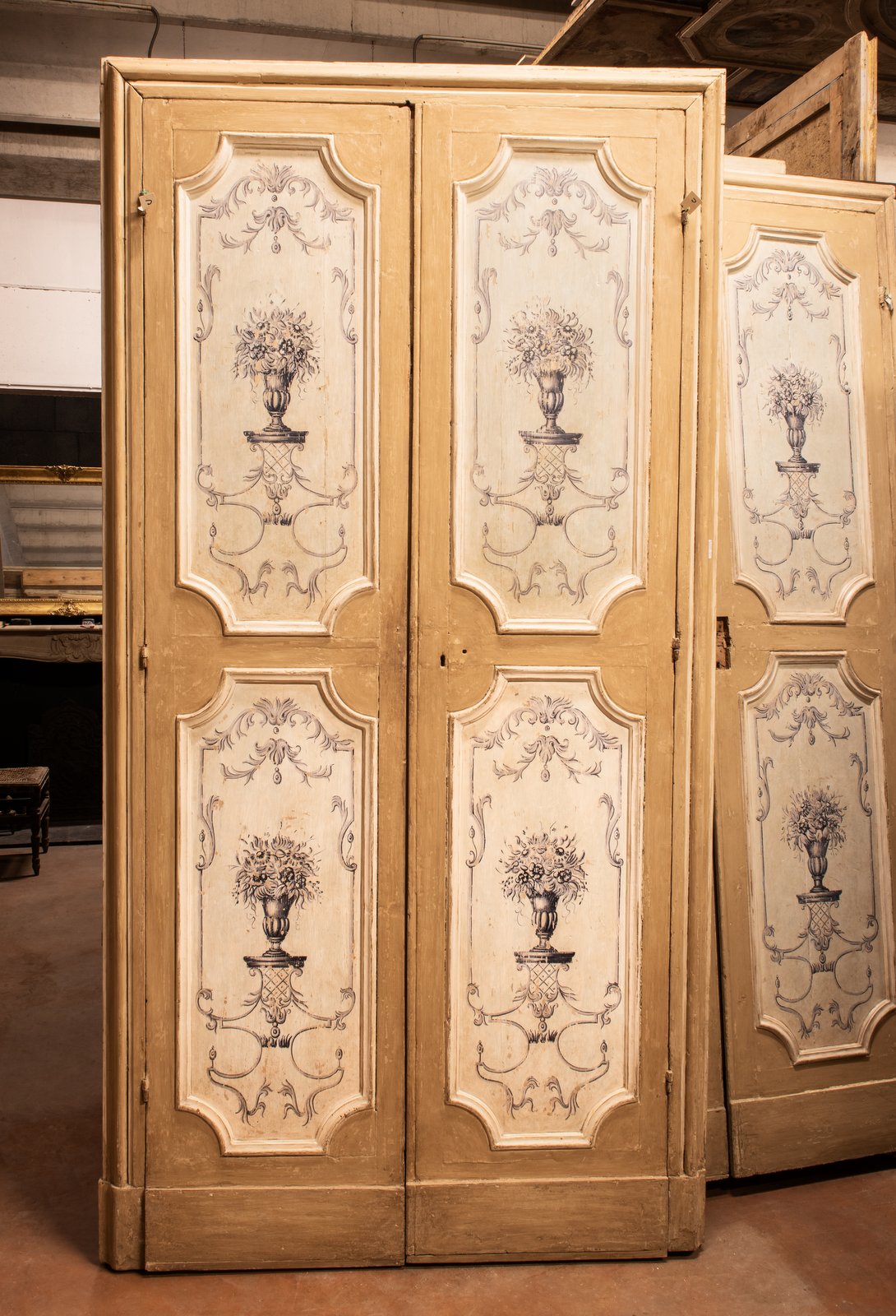 A pts707 - n. 7 painted doors, 18th century, cm l 130 x h 240/245