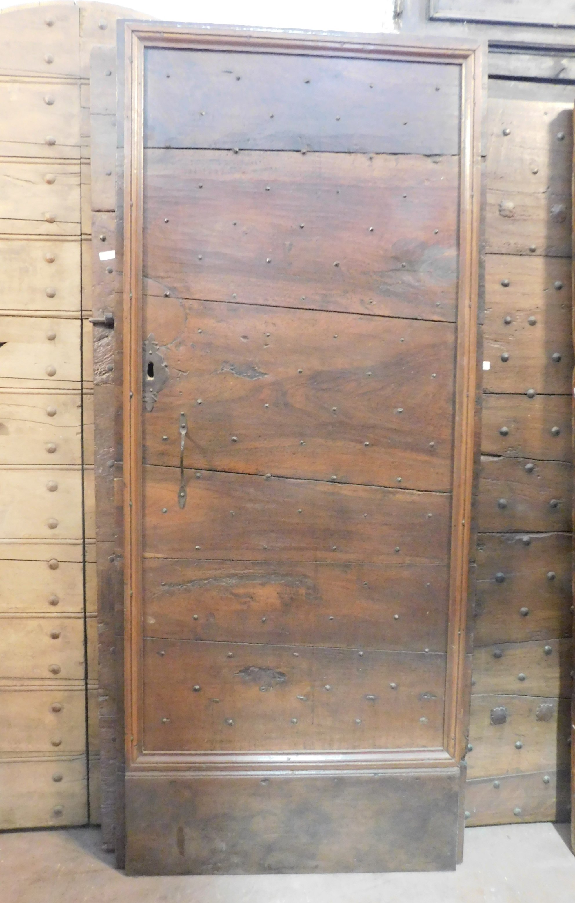 ptcr440 - rustic walnut door, 18th century, cm l 95 x h 220