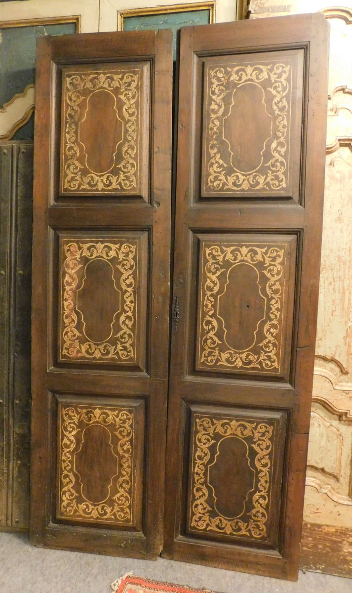 A pti673 - walnut door with two wings, 18th century, measure cm w 121 x h 233