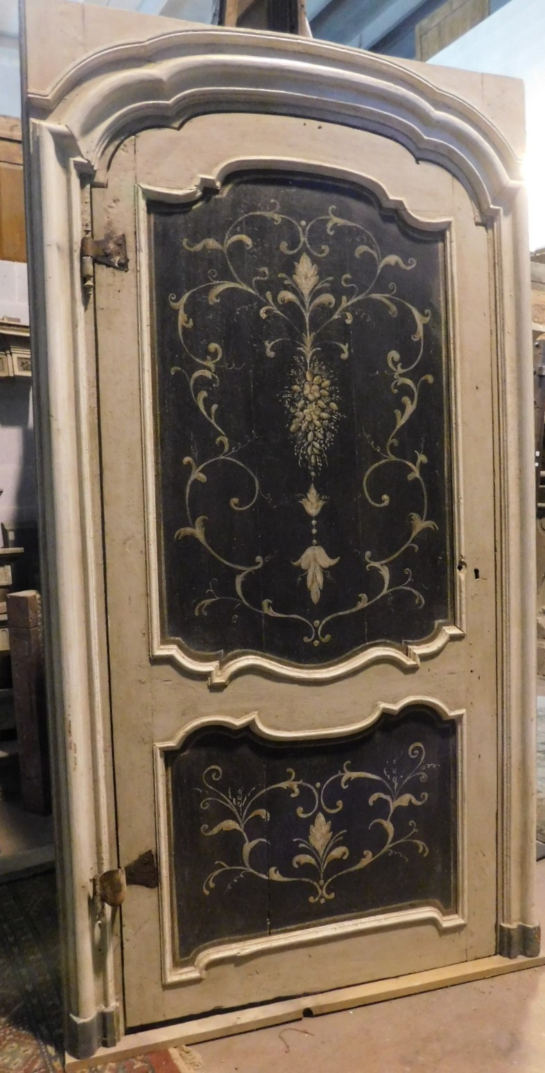 A ptl551 - n. 2 portes laquées, XVIIIe siècle, dim. cm L 102/105 x H 219/230