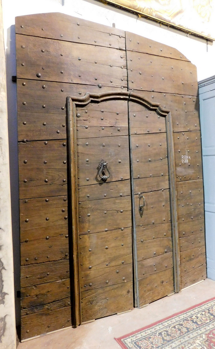 A ptn254 - door in nailed walnut, 18th century, size 220 x h 288 