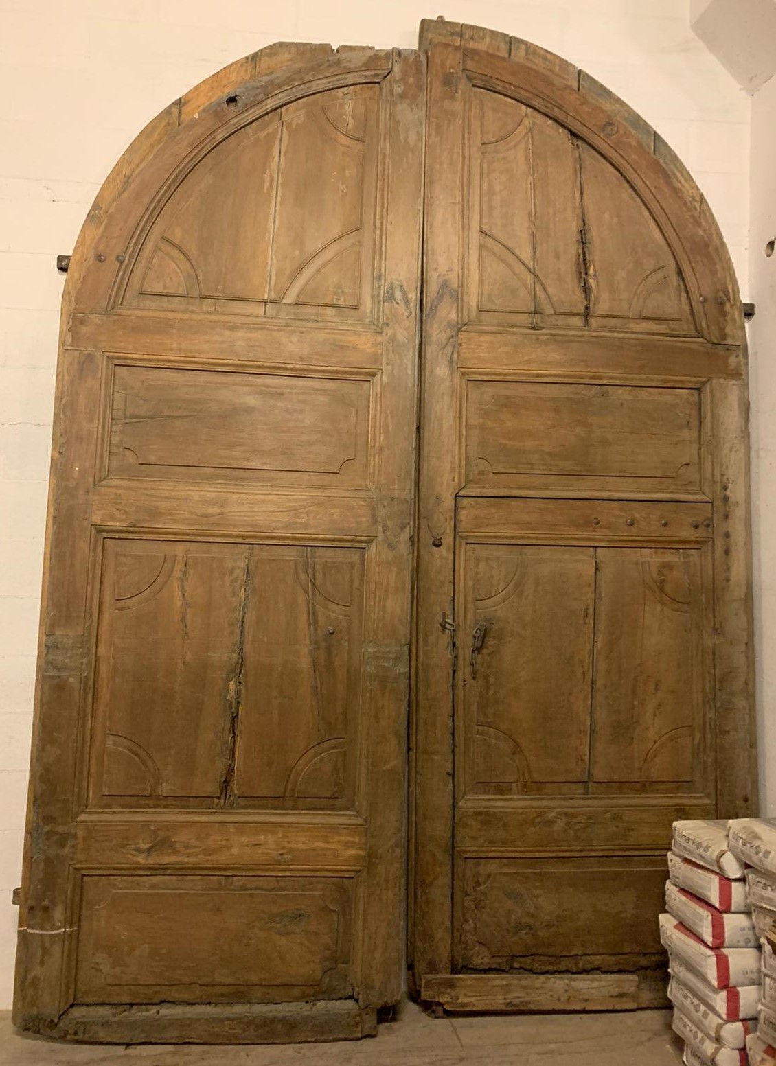 ptn255 - walnut door, '7 /' 800 period, meas. cm w 256 x h 345